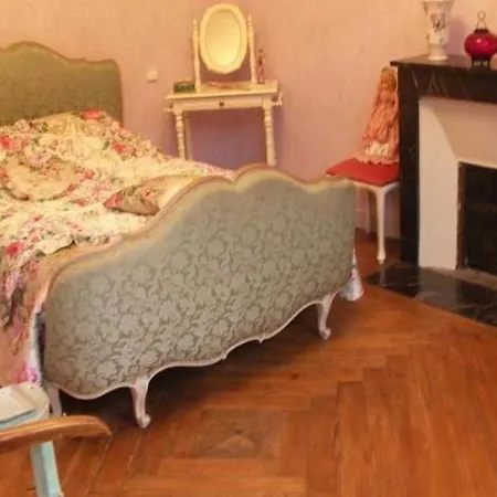 Le Château Des Requêtes Couette-café 3*