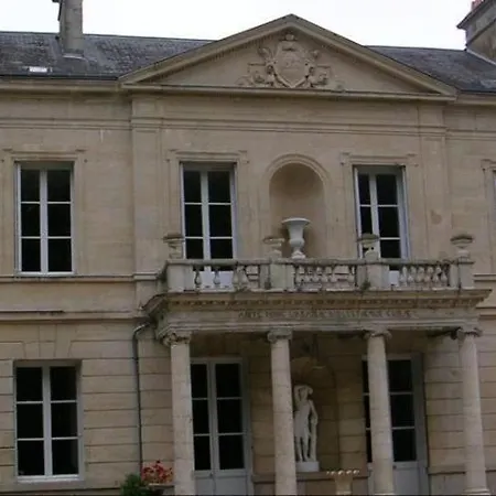 Le Château Des Requêtes Couette-café 3*