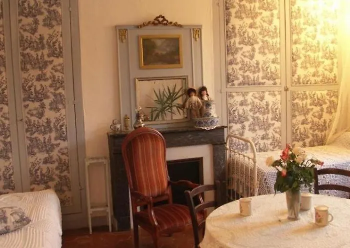 Chambres D'hotes Le Chateau Des Requetes Bed & Breakfast